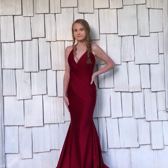 Dresses & Skirts - Red classic formal dress